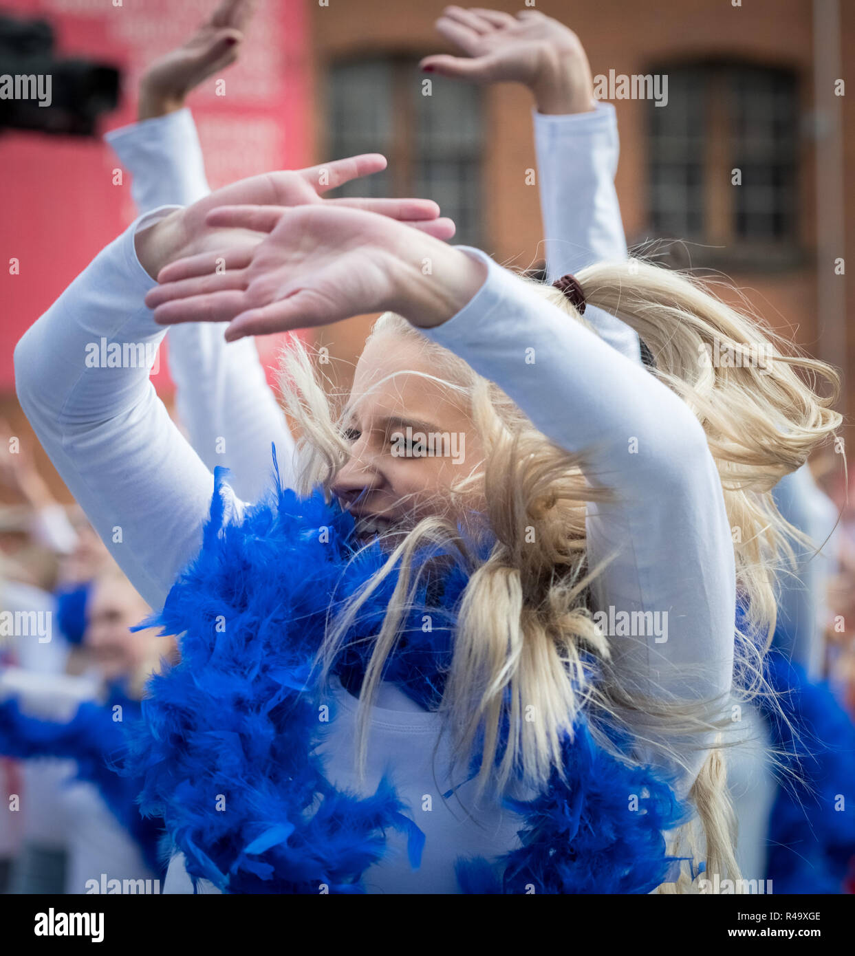 Londra, Regno Unito. 26 Nov 2018. 324 ballerini in Mamma Mia! Qui andiamo ancora abiti ispirati rompere il più grande del mondo disco dance record. Credito: Guy Corbishley/Alamy Live News Foto Stock