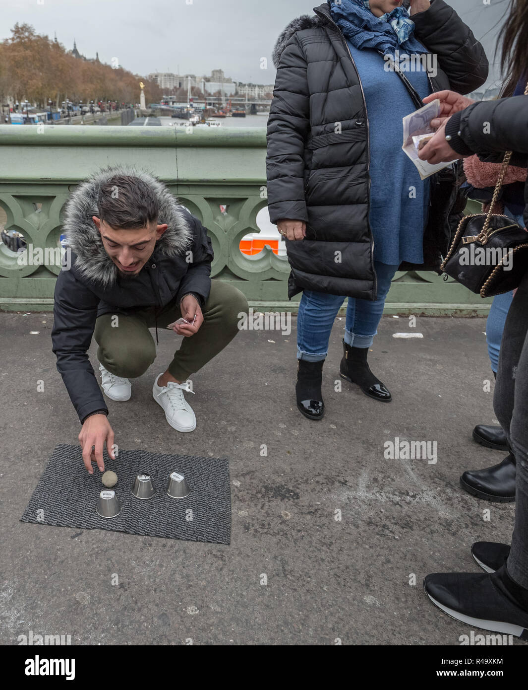 Londra, Regno Unito. 26 Nov 2018. Gamblers rumeno, hustlers e mendicanti continuare a mirare i turisti e visitatori in fleecing organizzato operazioni. Credito: Guy Corbishley/Alamy Live News Foto Stock