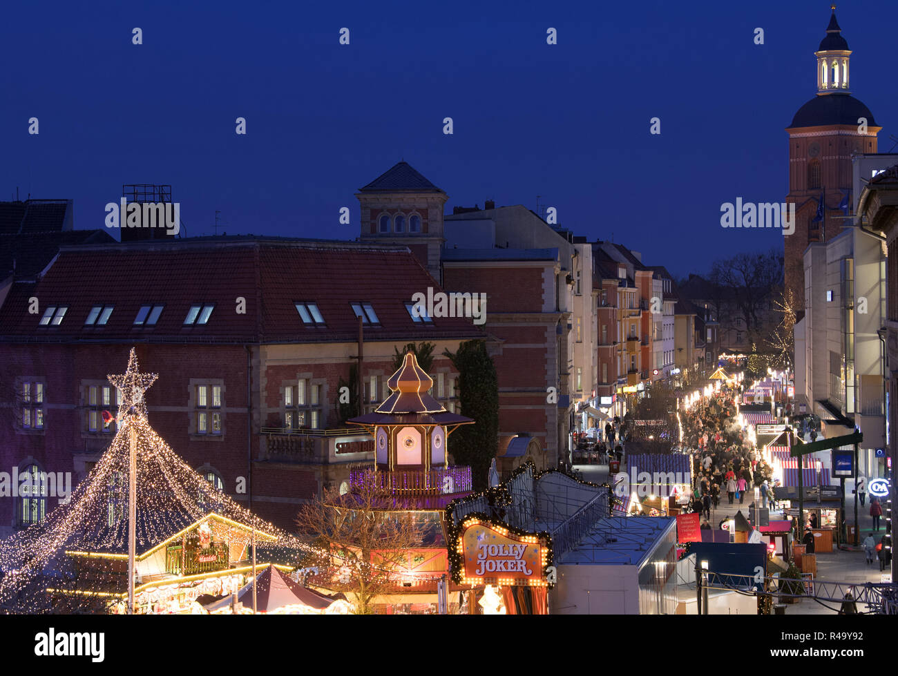 Berlino, Germania. 26 Nov, 2018. Le gabbie e giostre al mercatino di Natale in Carl-Schurz-Straße nella città vecchia di Spandau che conduce in direzione di Nikolaikirche. Credito: Soeren Stache/dpa/Alamy Live News Foto Stock