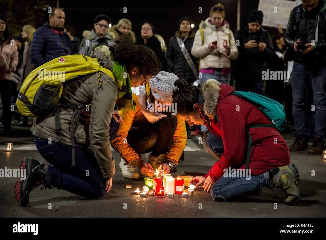 Sofia, Bulgaria. 26 Nov, 2018. I Bulgari sono visti accendendo candele durante la protesta sulla Giornata internazionale per lâ eliminazione della violenza contro le donne.Il governo bulgaro ha finora rifiutato di ratificare la convenzione del Consiglio d'Europa della convenzione di Istanbul che mira a prevenire e combattere la violenza contro le donne e la violenza domestica. Un terzo dei cittadini bulgari" relazione essendo sottoposto a domestici o di violenza basata sul genere almeno una volta nel corso della loro vita, secondo studio nazionale sul mercato interno e di genere violenza in Bulgaria, segni di leggere, (da sinistra a destra) ''No tolera Foto Stock