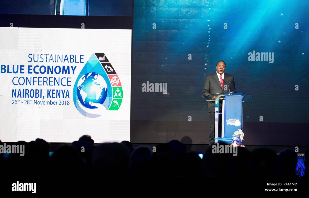 Nairobi, in Kenya. 26 Nov, 2018. Il Presidente keniano Uhuru Kenyatta offre un discorso all'sostenibile economia blu Conferenza di Nairobi, Kenya, su nov. 26, 2018. La conferenza ha dato dei calci a fuori a Nairobi il lunedì, chiedendo per la definizione delle priorità di gestione sostenibile delle risorse idriche per migliorare la sicurezza alimentare, mitigazione del clima, la crescita industriale e la creazione di posti di lavoro. Credito: Yang Zhen/Xinhua/Alamy Live News Foto Stock