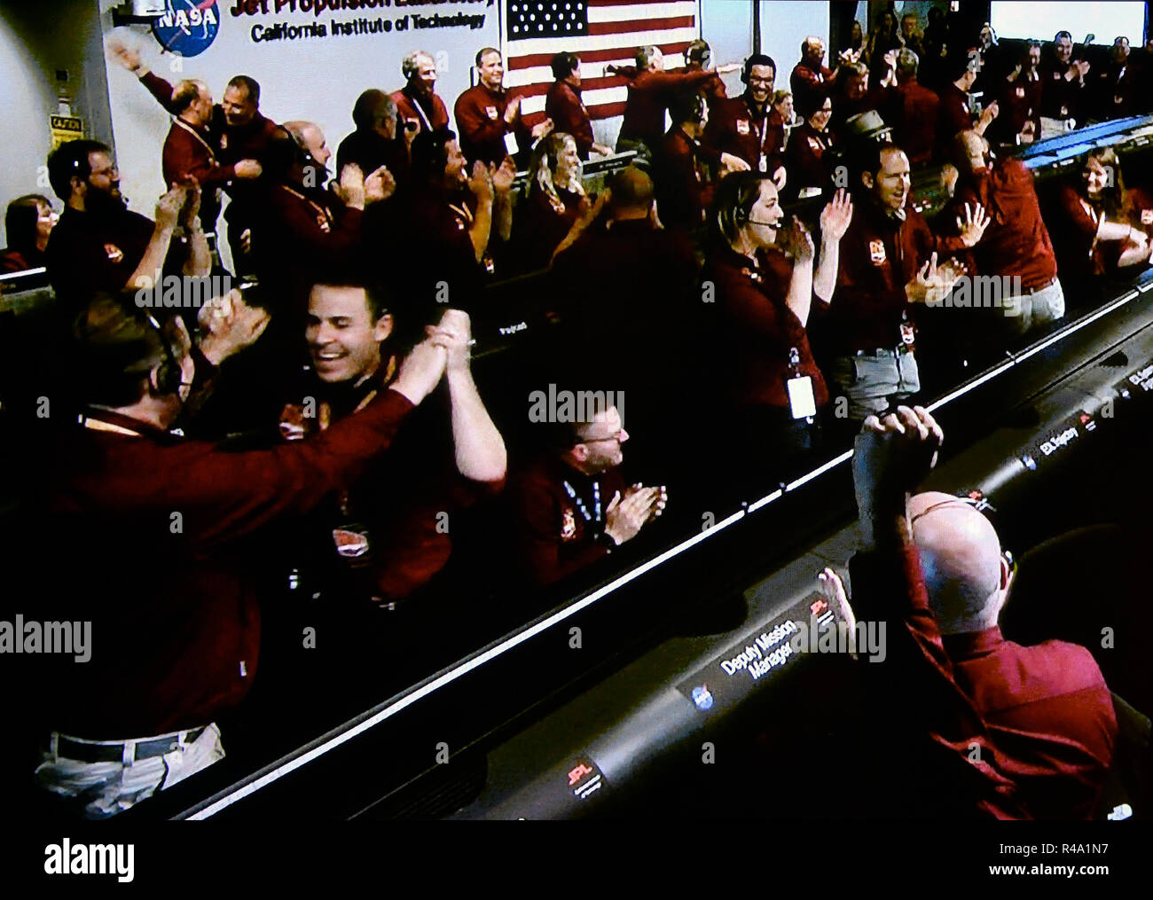 Insight ai membri del team di allegria come Insight rende l'atterraggio su Marte a JPL lunedì. La navicella spaziale è atterrato a prima di mezzogiorno PST con dati provenienti da pasadena california' Nov 26, 2018. Essa avrà cruised 301,223,981 miglia a una velocità massima di 6.200 km/h. Gli ingegneri della NASA Jet Propulsion Laboratory si stanno preparando per la navicella spaziale per inserire l'atmosfera marziana, scendono con un paracadute e retrorockets e touch down domani intorno a mezzogiorno PST. InSight '"" che sta per esplorazione interiore mediante indagini sismiche, geodesia e trasporto di calore '"" sarà la prima missione per studiare la profonda inte Foto Stock