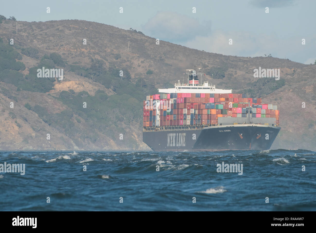 Una nave da carico completamente caricati con i contenitori di spedizione attraversa la baia di San Francisco. Foto Stock