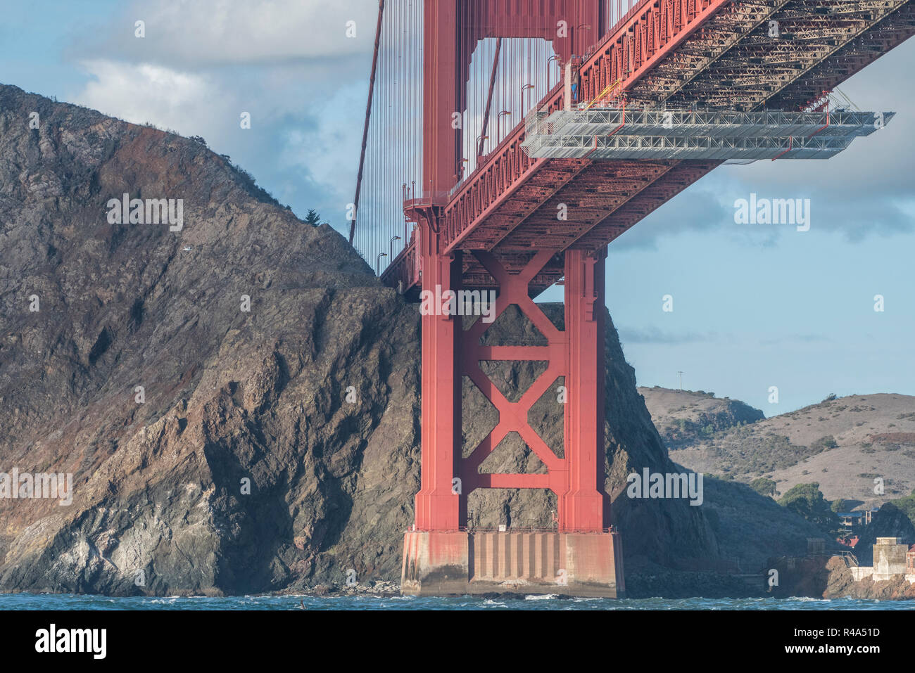 Il famoso Golden Gate bridge fotografati da un angolo diverso dal di sotto della Baia di San Francisco dal di dentro una barca. Foto Stock