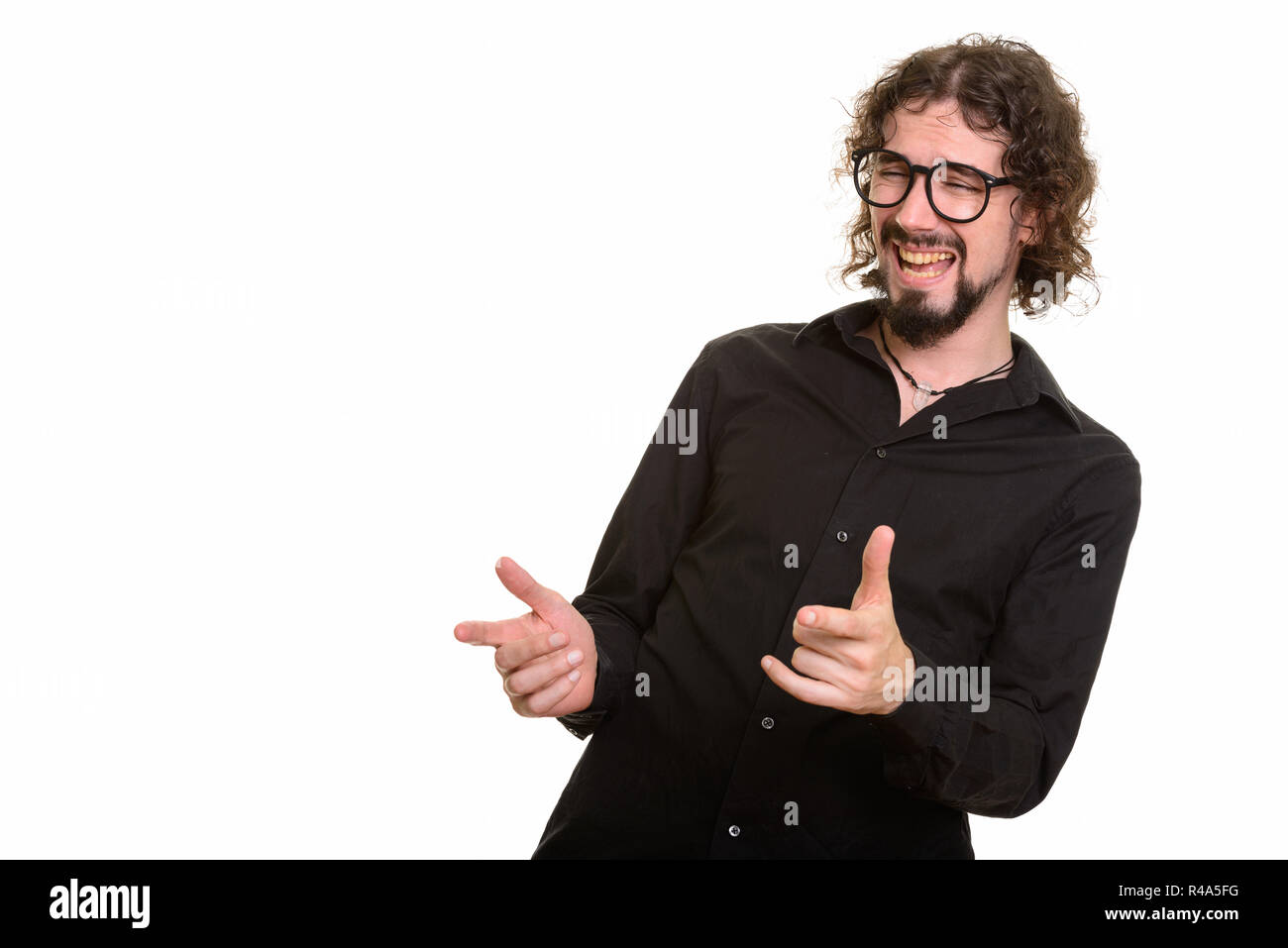 Felice uomo caucasico ridendo e puntamento entrambe le dita Foto Stock