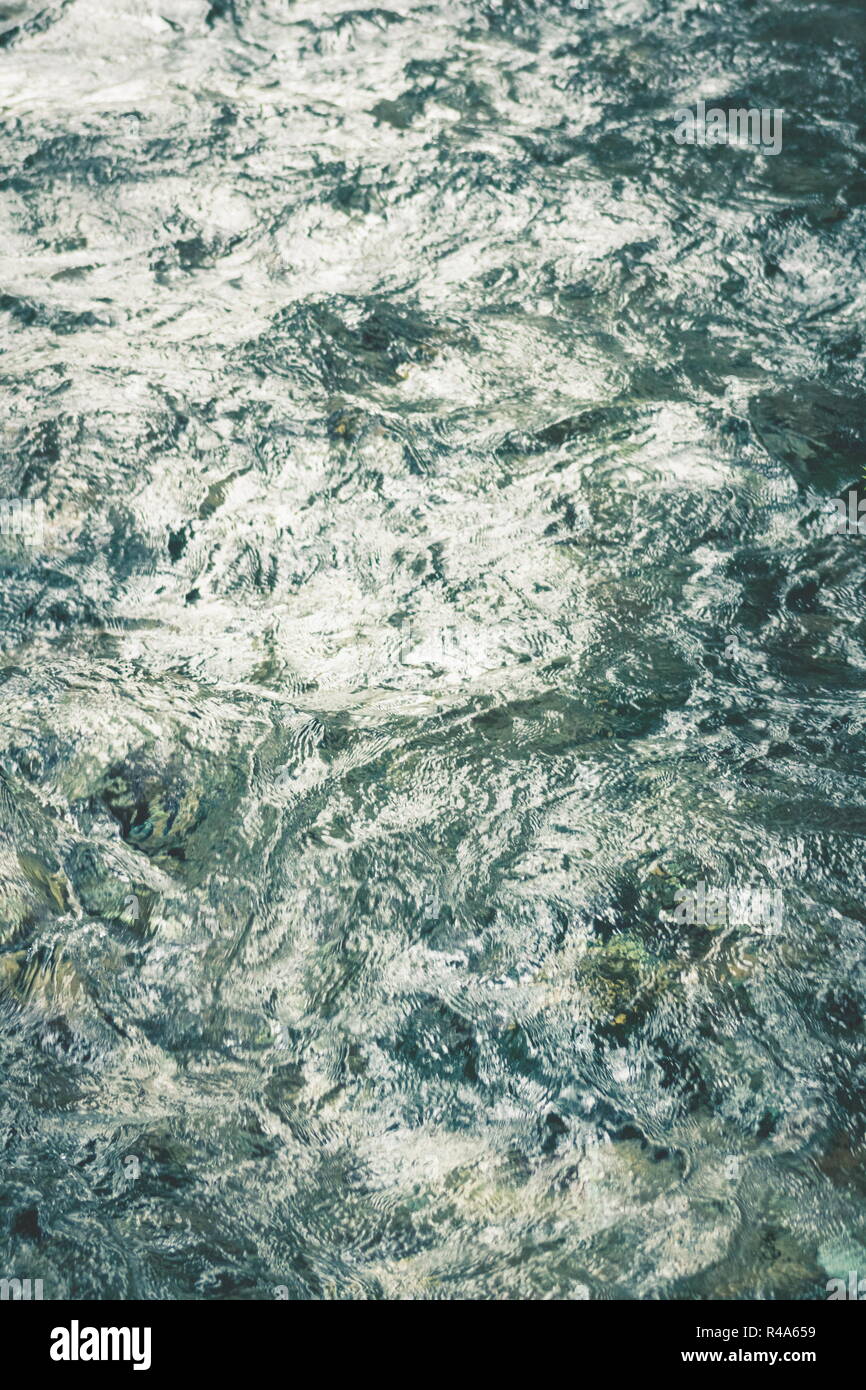 Natura astratta immagine di sfondo delle chiare fresche acque della Waikoropupu molle, Nuova Zelanda. Foto Stock