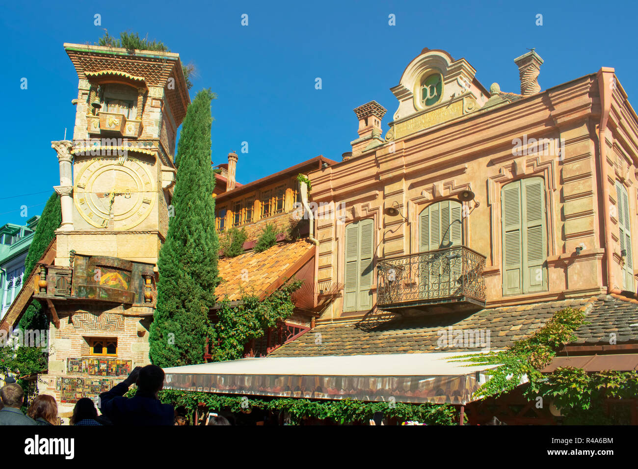 Famoso Rezo Gabriadze tower con Puppet Theatre nel centro di Tbilisi old town. La Georgia. L'Europa. Foto Stock