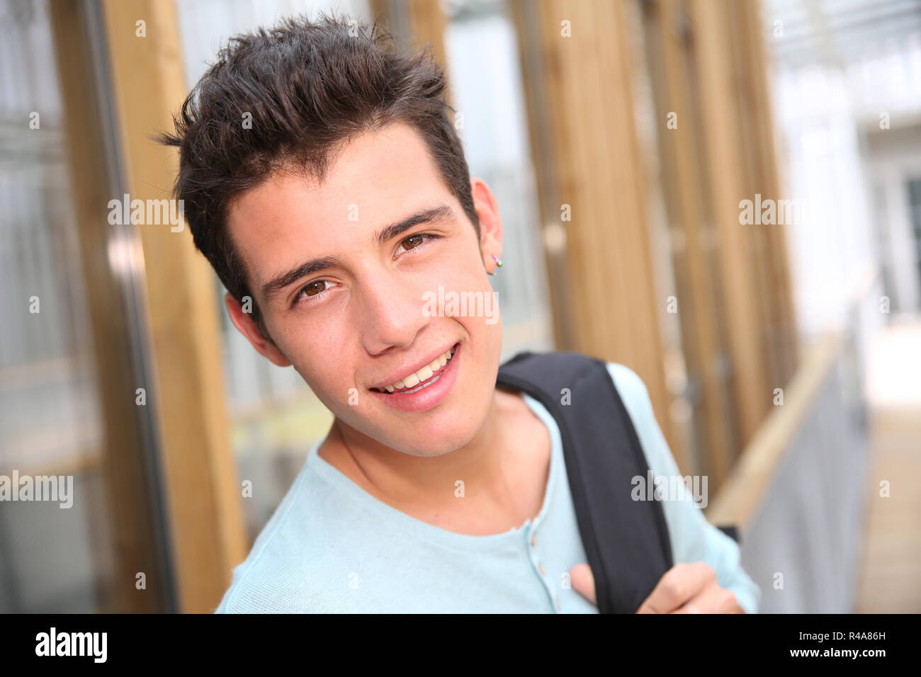 Sorridente di alta scuola di ragazzo con zaino Foto Stock