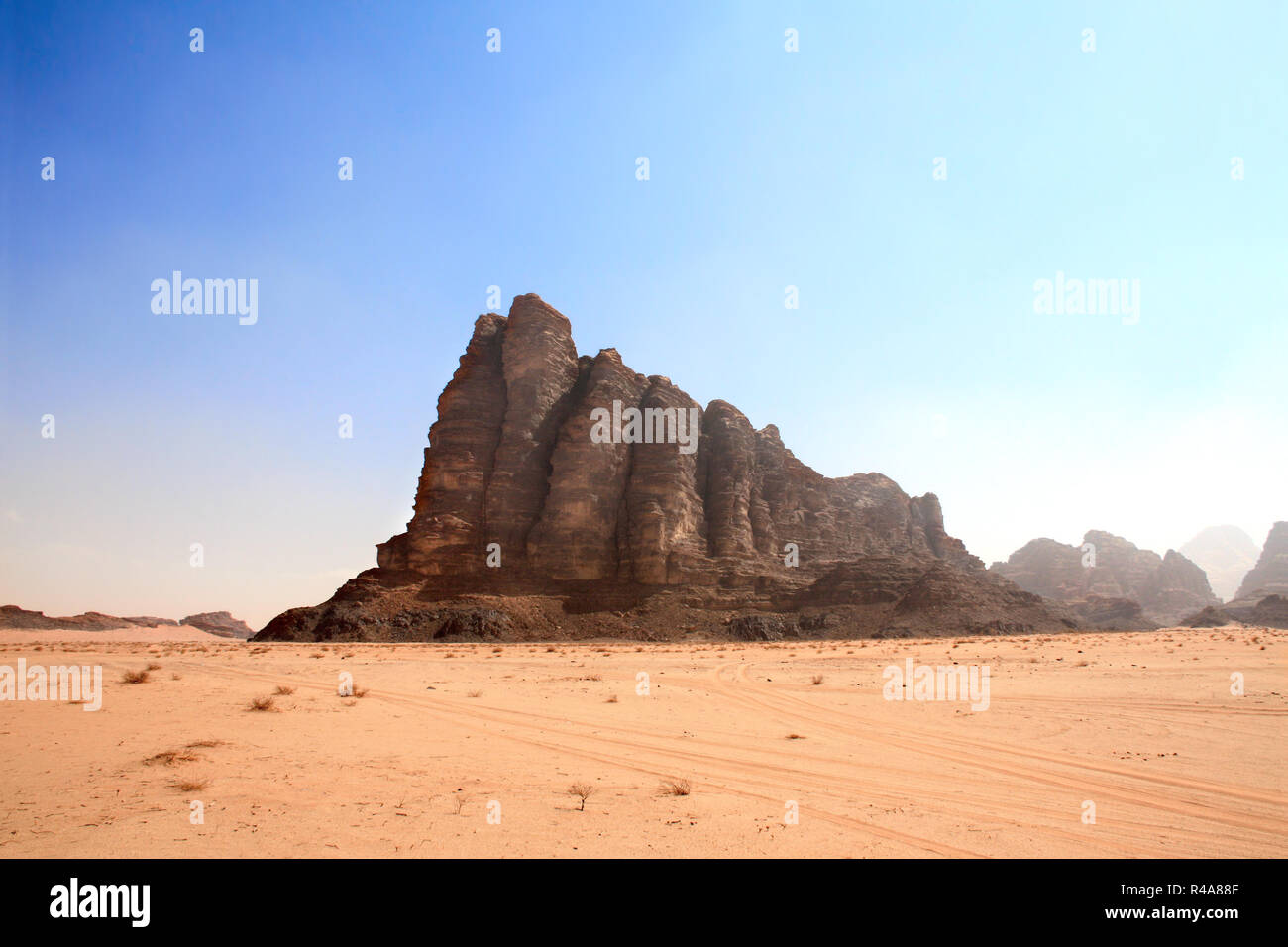 Lo splendido paesaggio di montagna rocciosa sette pilastri della saggezza nel Wadi Rum desert (a valle della luna), Giordania. Patrimonio mondiale dell UNESCO Foto Stock