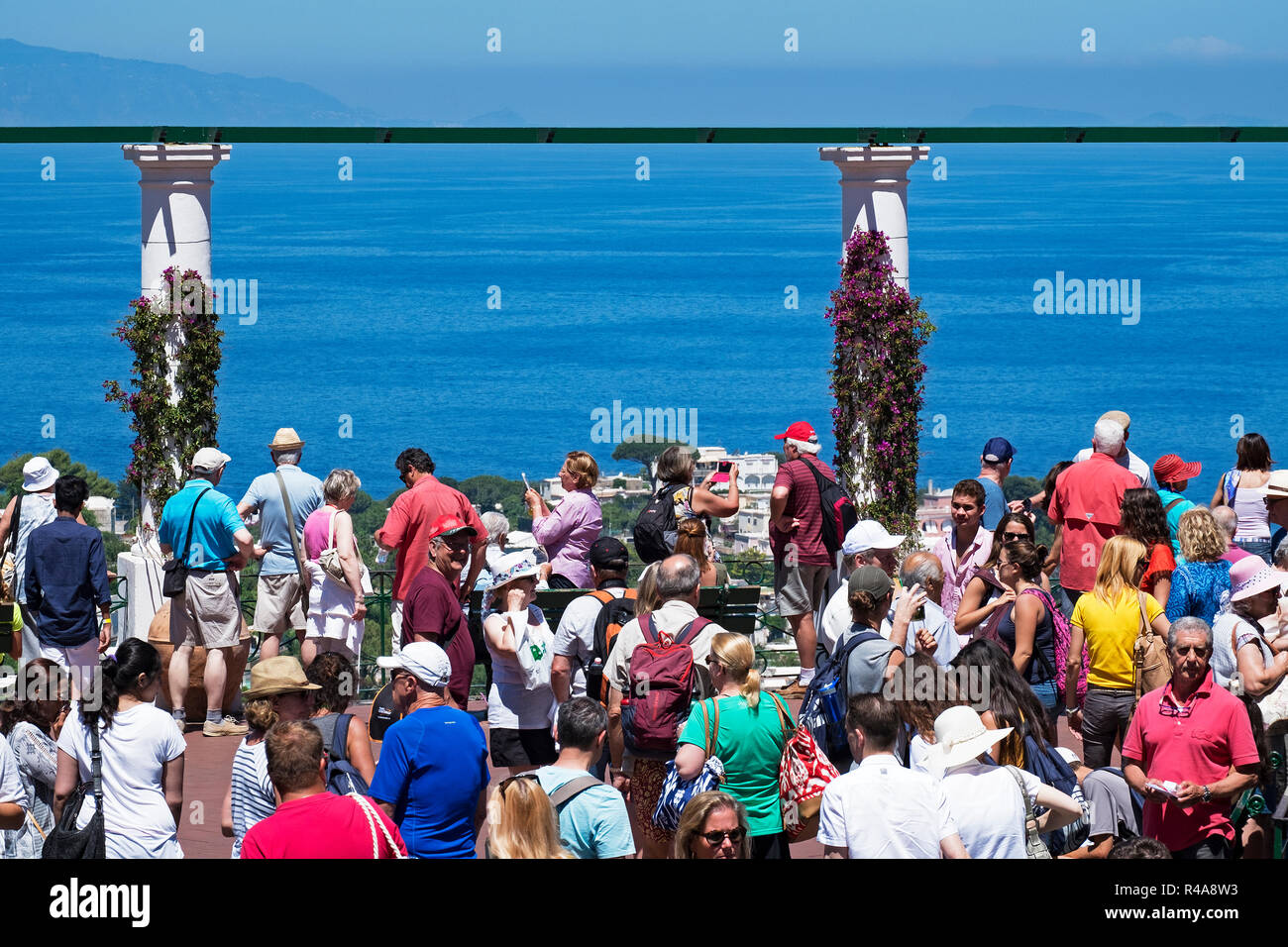 L'isola italiana di Capri Nel Golfo di Napoli, è sovraffollato di visitatori turisti, nei mesi estivi. Foto Stock