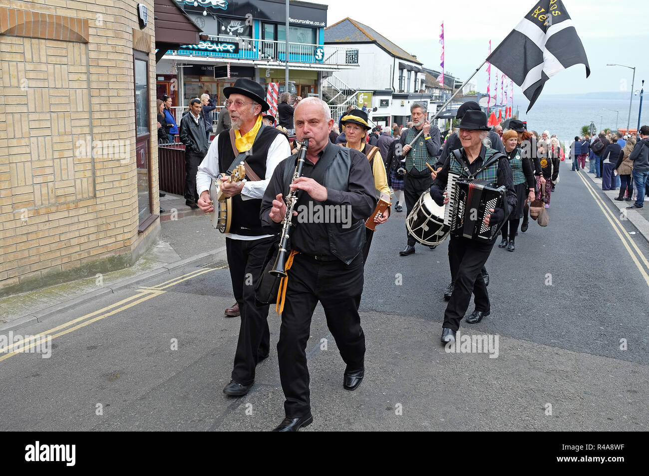 Cornish marching band a lowender peran, celtica festival di musica e danza, Newquay, Cornwall, Inghilterra, Regno Unito. Foto Stock