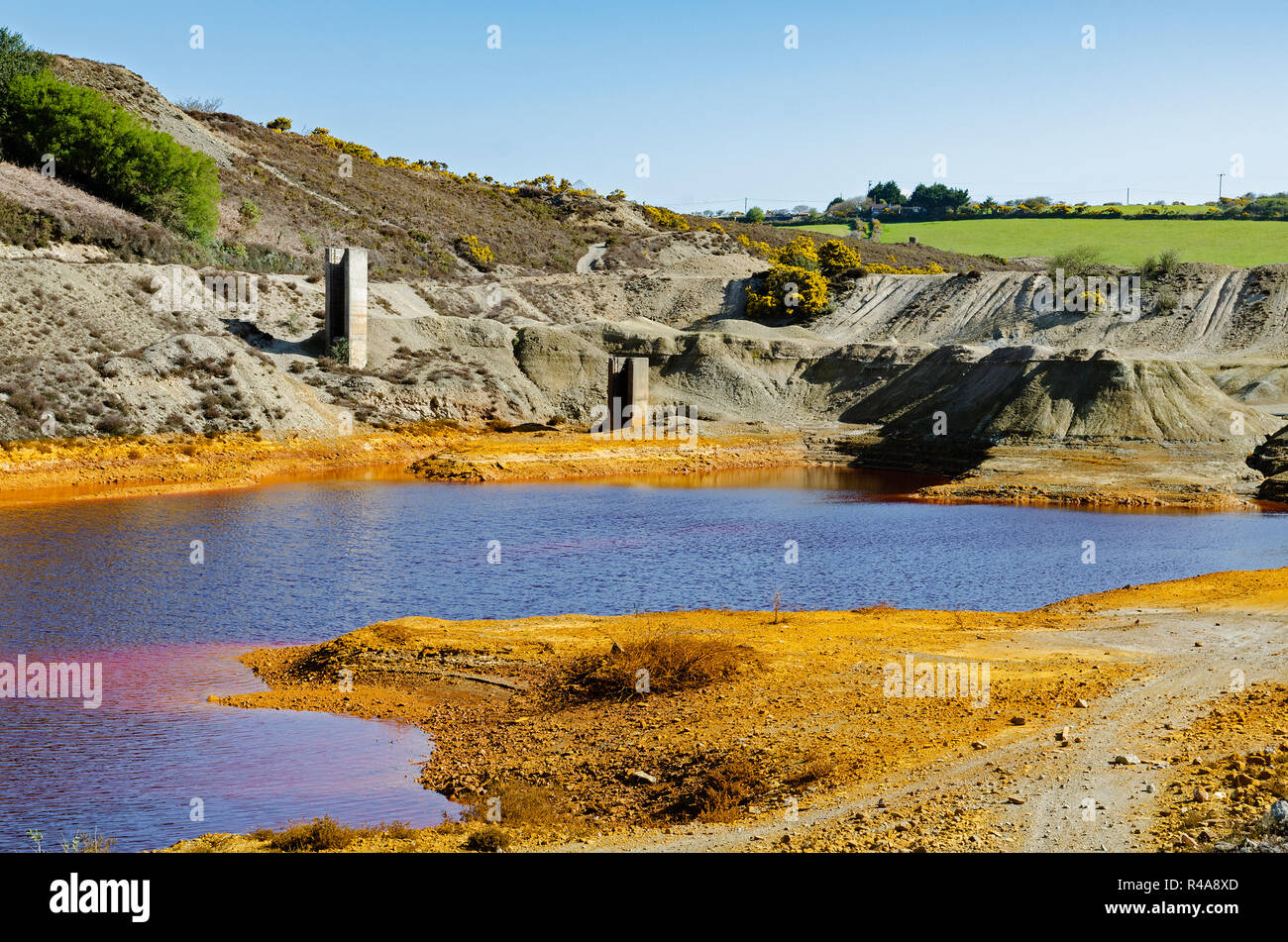 Inquinamento industriale, terreno inquinato e acqua dalla vecchia miniera di stagno lavorazioni vicino a st.giorno in Cornovaglia, Inghilterra, Regno Unito. Foto Stock