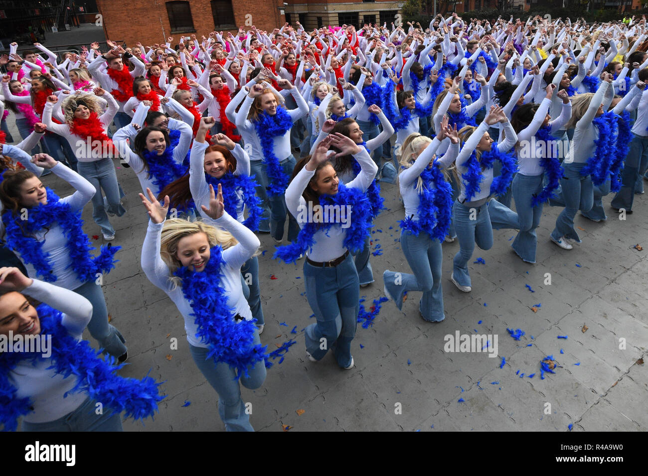 Ballerini a Waterloo, London, warm up davanti a un tentativo di impostare il Guinness World Record per 'la più grande del mondo disco dance' per celebrare il lancio di Mamma Mia! Qui andiamo ancora su DVD. Foto Stock