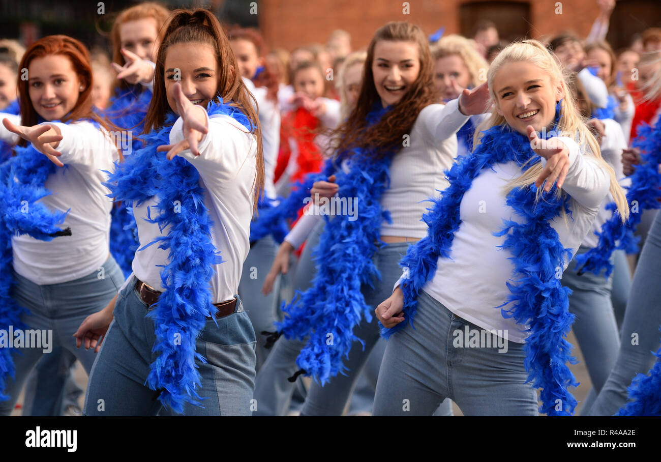 Ballerini a Waterloo, London, provare a impostare il Guinness World Record per 'la più grande del mondo disco dance' per celebrare il lancio di Mamma Mia! Qui andiamo ancora su DVD. Foto Stock