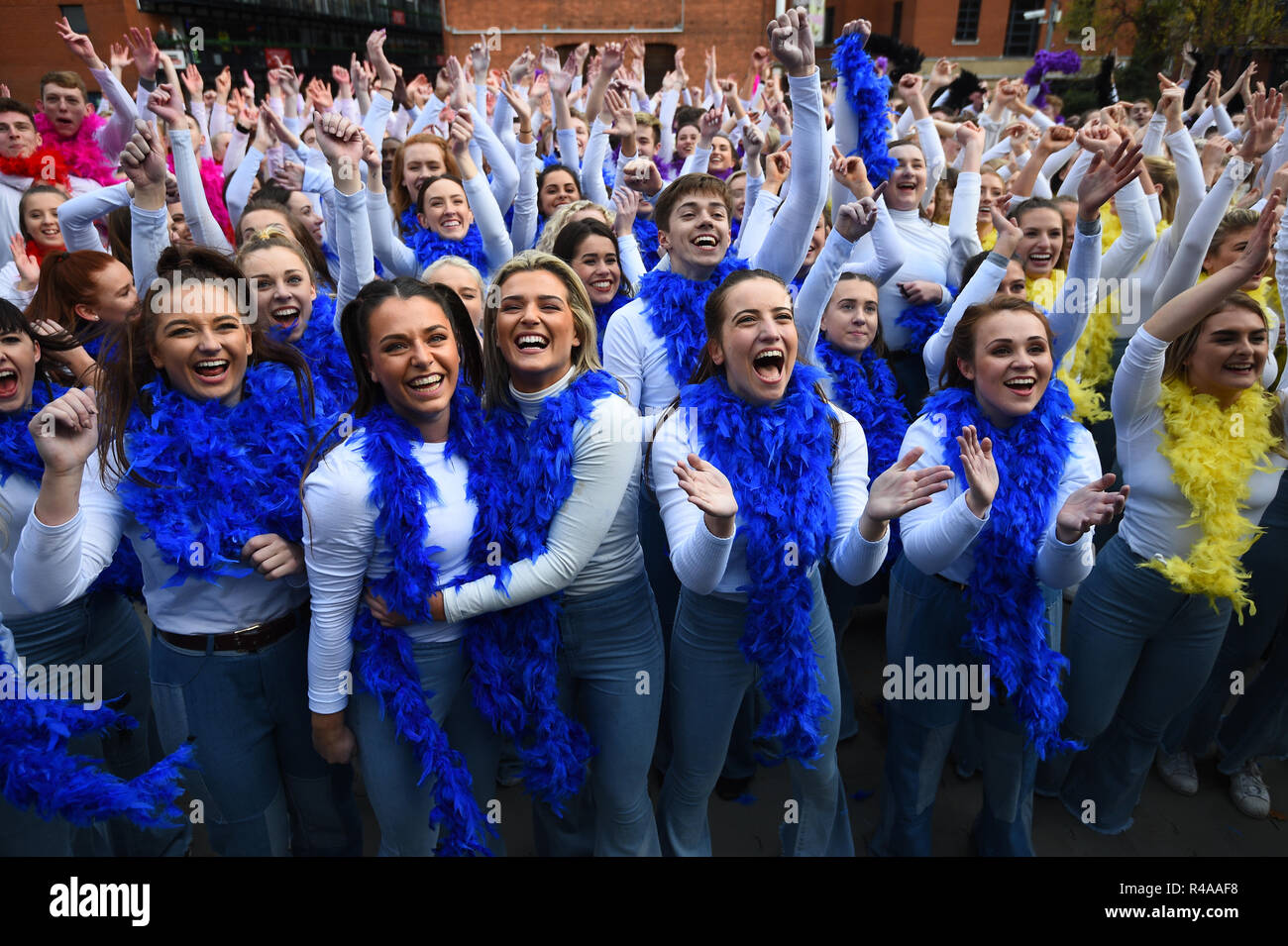 Ballerini a Waterloo, London, allegria dopo aver rotto il Guinness World Record per 'la più grande del mondo disco dance' per celebrare il lancio di Mamma Mia! Qui andiamo ancora su DVD. Foto Stock