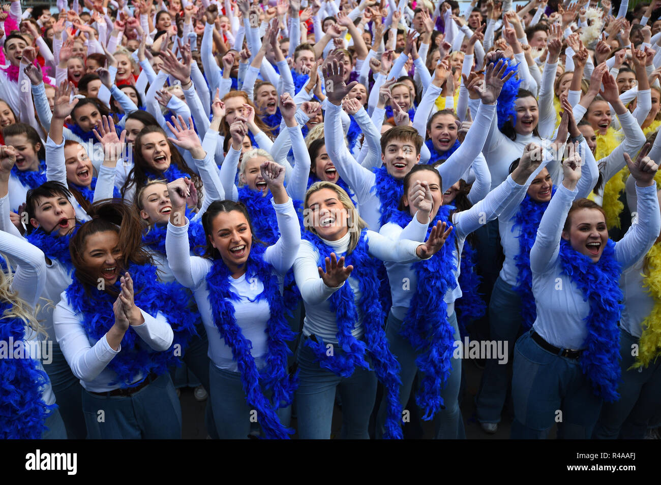 Ballerini a Waterloo, London, allegria dopo aver rotto il Guinness World Record per 'la più grande del mondo disco dance' per celebrare il lancio di Mamma Mia! Qui andiamo ancora su DVD. Foto Stock