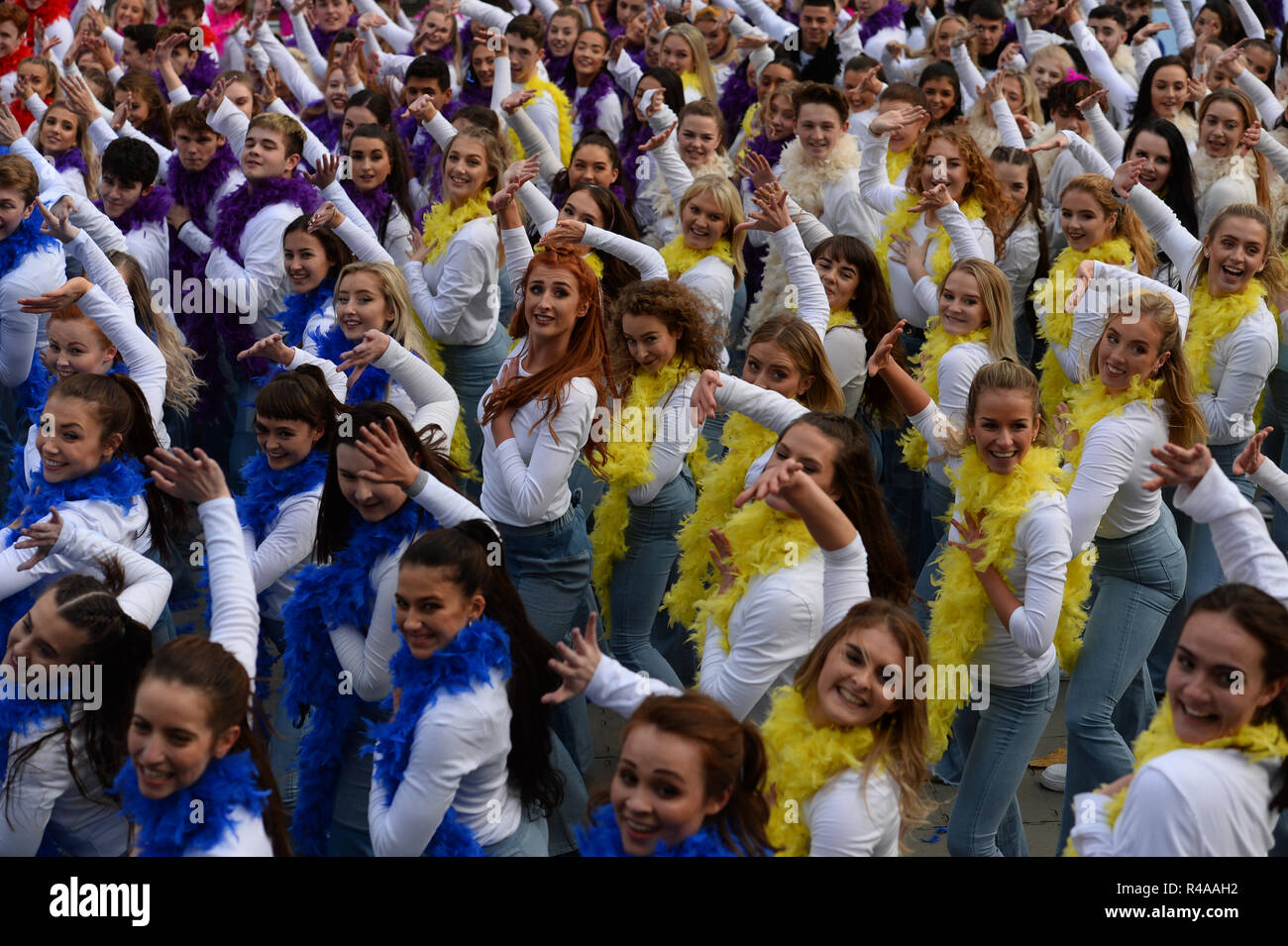 Ballerini a Waterloo, London, provare a impostare il Guinness World Record per 'la più grande del mondo disco dance' per celebrare il lancio di Mamma Mia! Qui andiamo ancora su DVD. Foto Stock