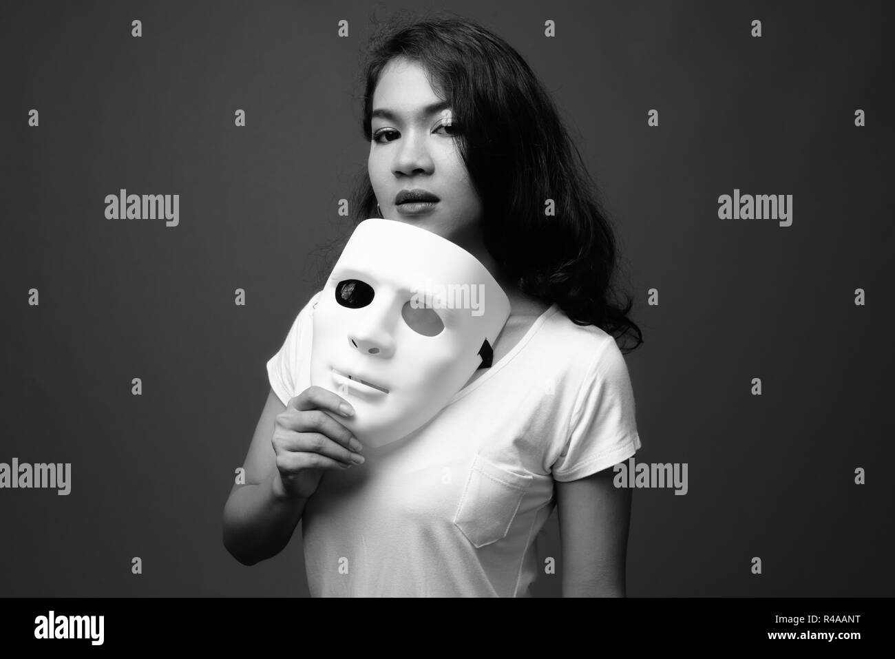 Ritratto di giovane bella donna asiatica maschera di contenimento Foto Stock
