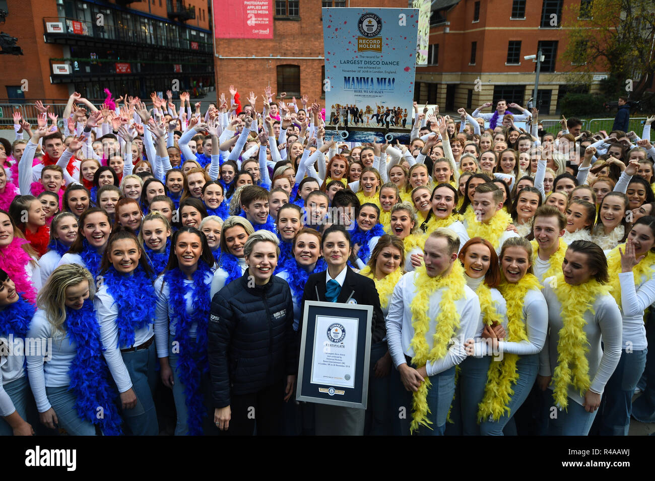 Un Guinness World Record's adjudicator, Joanne Brent (centro), presenta il certificato per il Guinness World Record per 'la più grande del mondo disco dance' a Waterloo, Londra. Foto Stock