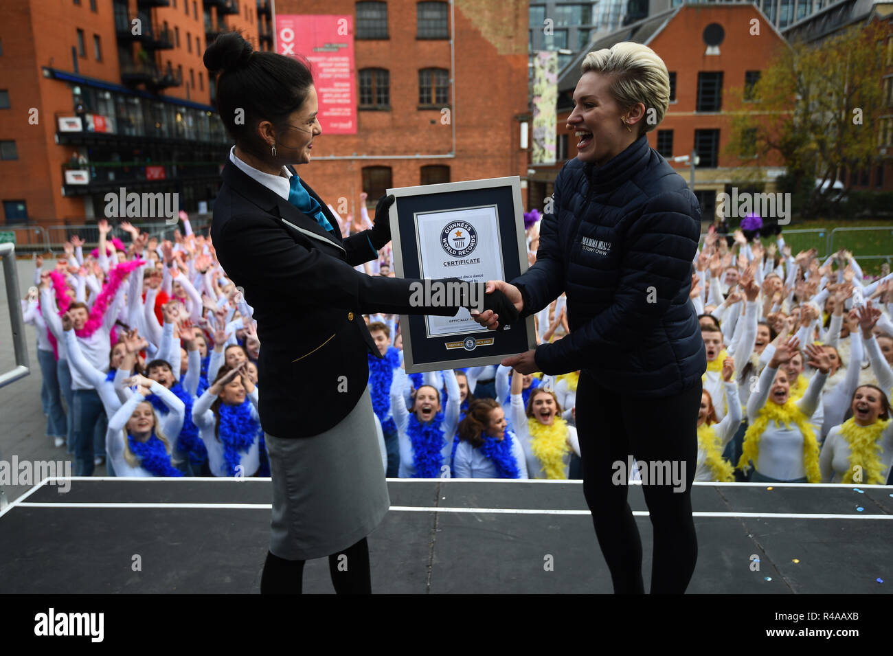 Guinness World Record's adjudicator, Joanne Brent (centro), presenta il certificato per il Guinness World Record per 'la più grande del mondo disco dance' per la coreografa Lucia Bardrick a Waterloo, Londra. Foto Stock