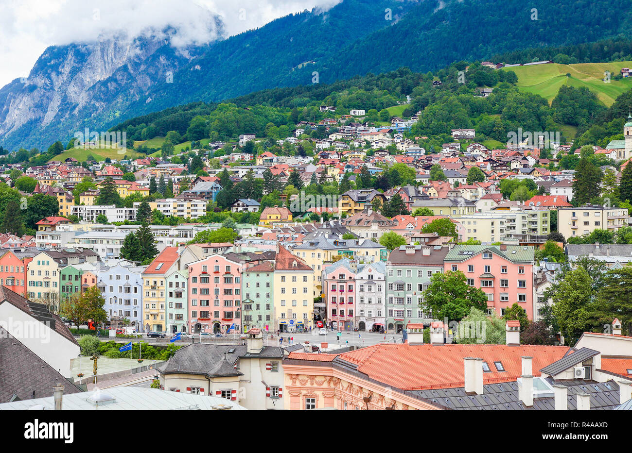 Case nel centro di Innsbruck, la città capitale del Tirolo in Austria occidentale e la quinta città più grande in Austria Foto Stock