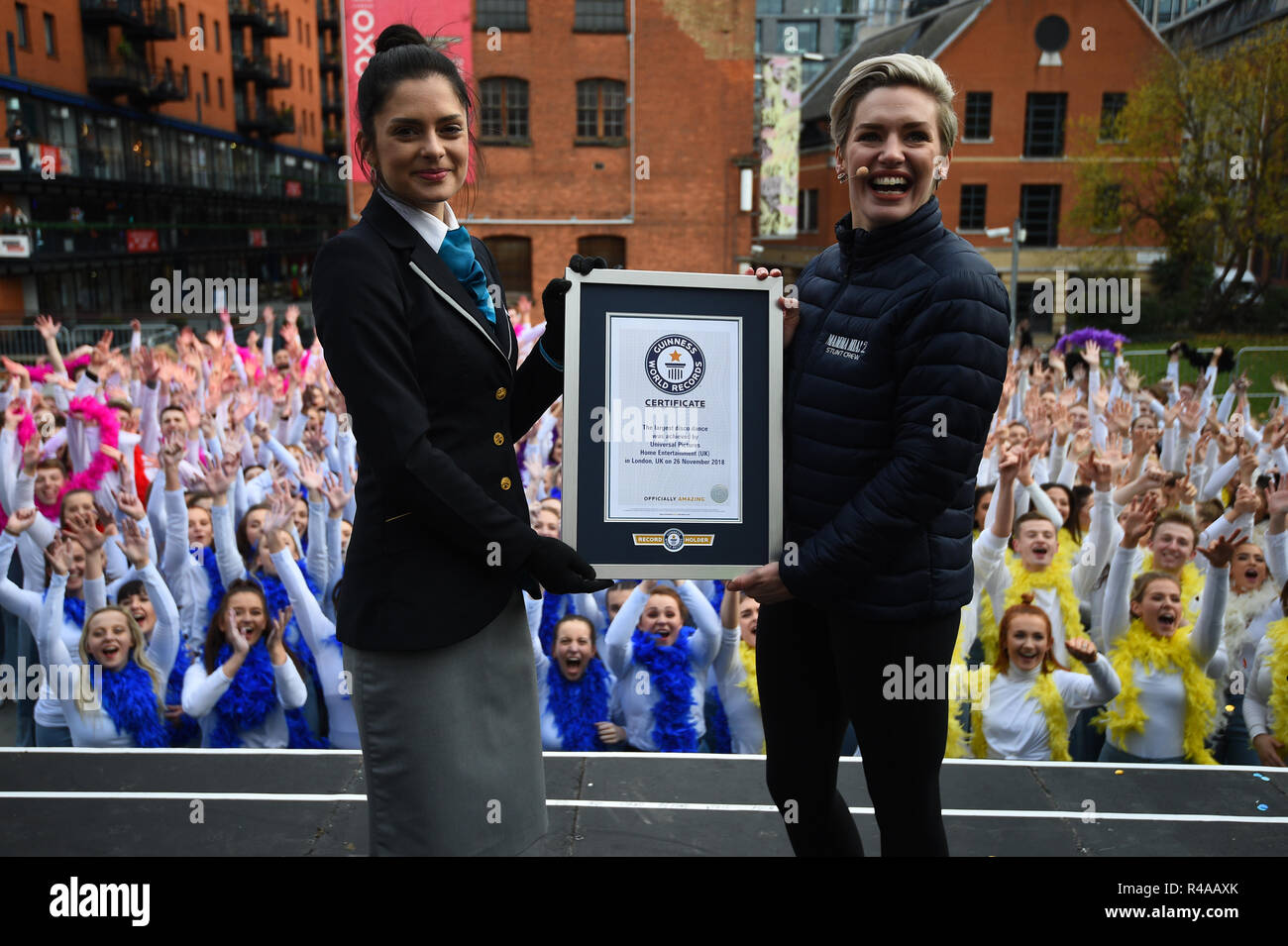 Guinness World Record's adjudicator, Joanne Brent (centro), presenta il certificato per il Guinness World Record per 'la più grande del mondo disco dance' per la coreografa Lucia Bardrick a Waterloo, Londra. Foto Stock