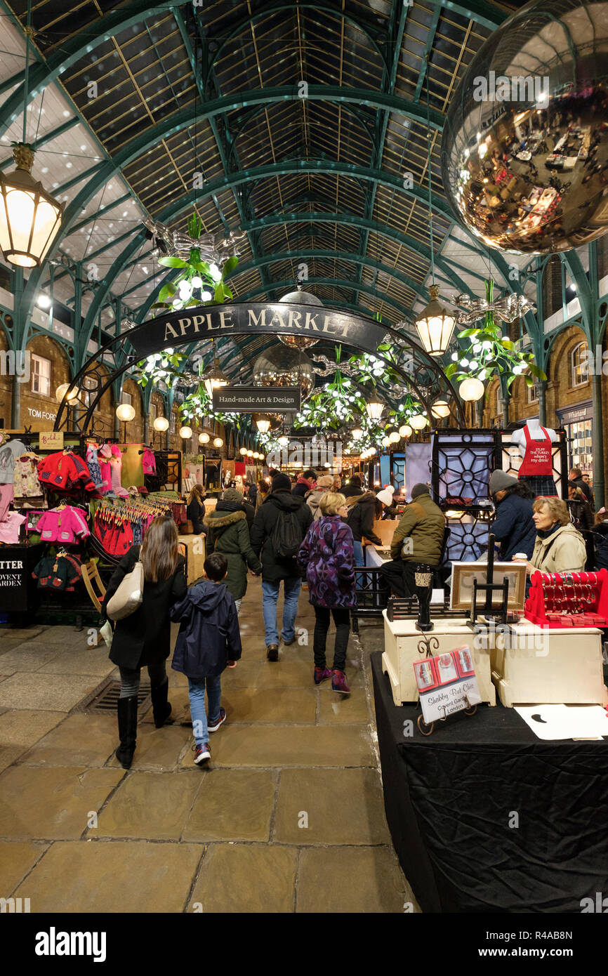 Natale al mercato di Apple, Covent Garden di Londra, Inghilterra Foto Stock