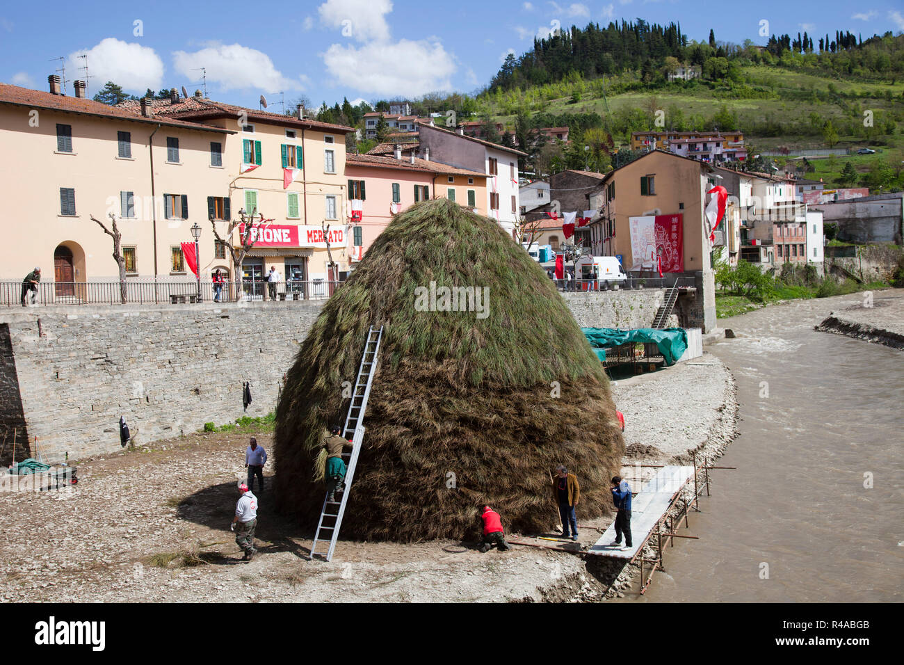 Preparazione di un pagliaio, festival di falò Rocca San Casciano, emilia  romagna, Italia, Europa Foto stock - Alamy