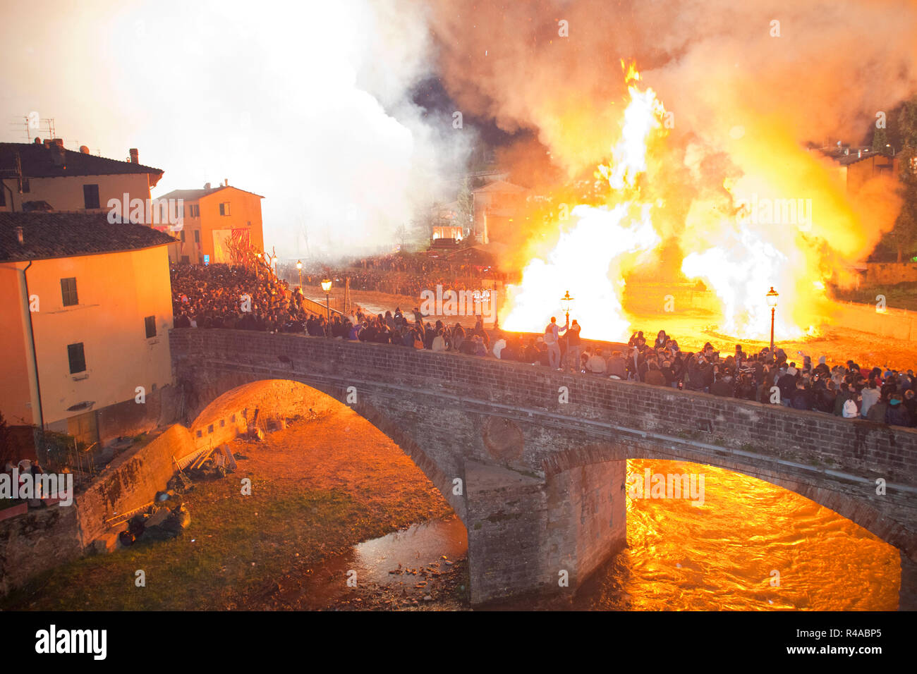 Haystacks sul fuoco, festival di falò Rocca San Casciano, emilia romagna, Italia, Europa Foto Stock