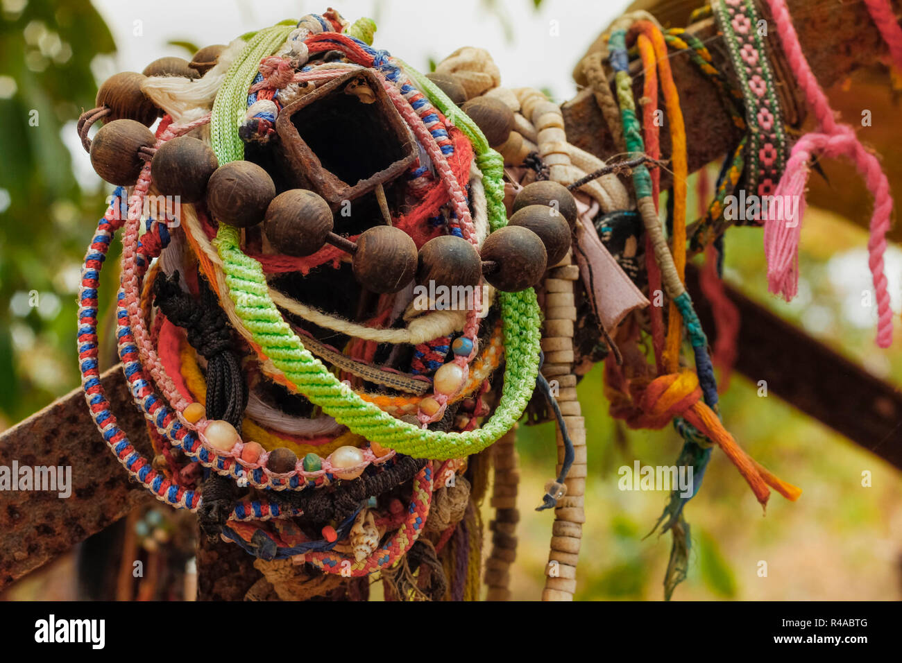 Bracciali lasciato dalla fossa di sepoltura nei campi di sterminio dove 1000s sono stati uccisi dalla Khymer Rouge. Choeung Ek, Phnom Penh Cambogia Foto Stock