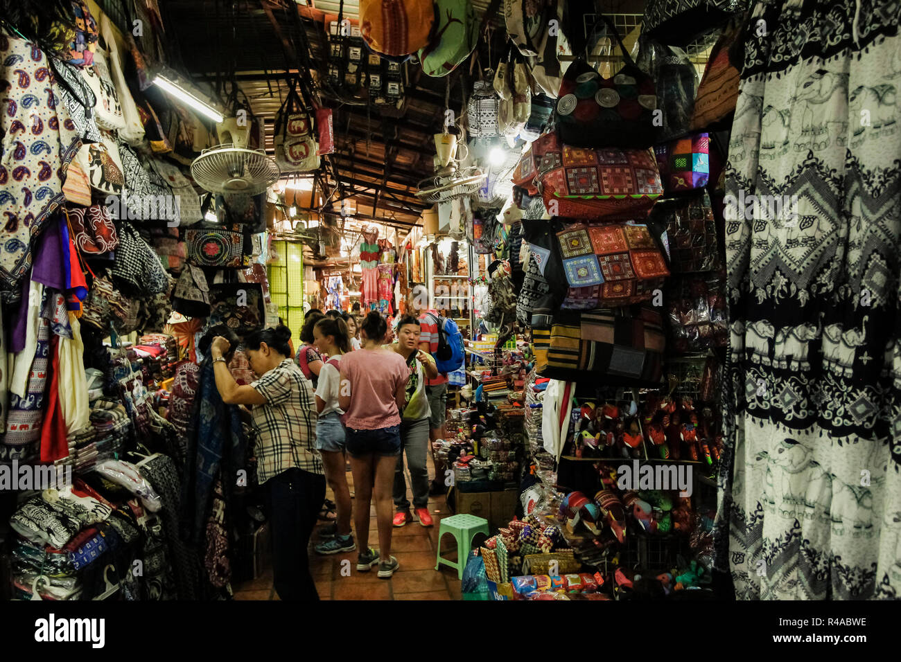 A buon mercato abbigliamento e negozio di souvenir in vendita presso la trafficata Toul Tum Poung mercato russo. Toul Tum Poung, il centro città di Phnom Penh, Cambogia Foto Stock