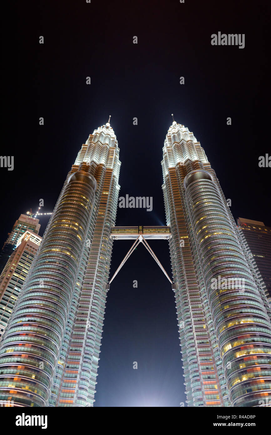 Le famose Petronas Towers di notte di Kuala Lumpur in Malesia Foto Stock