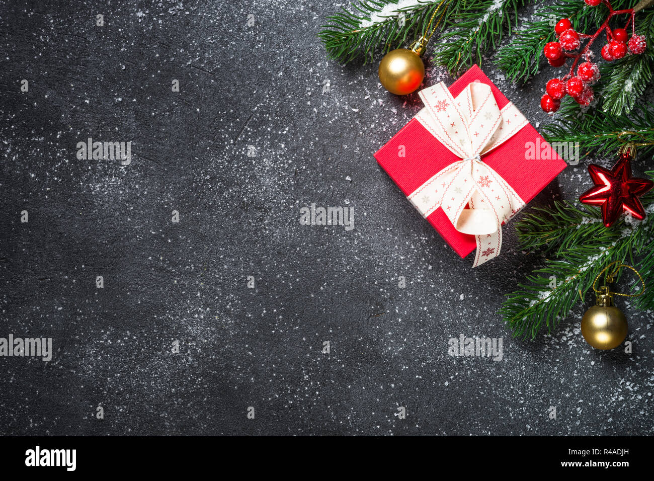 Rosso presente casella e decorazioni sul piatto nero laici. Foto Stock