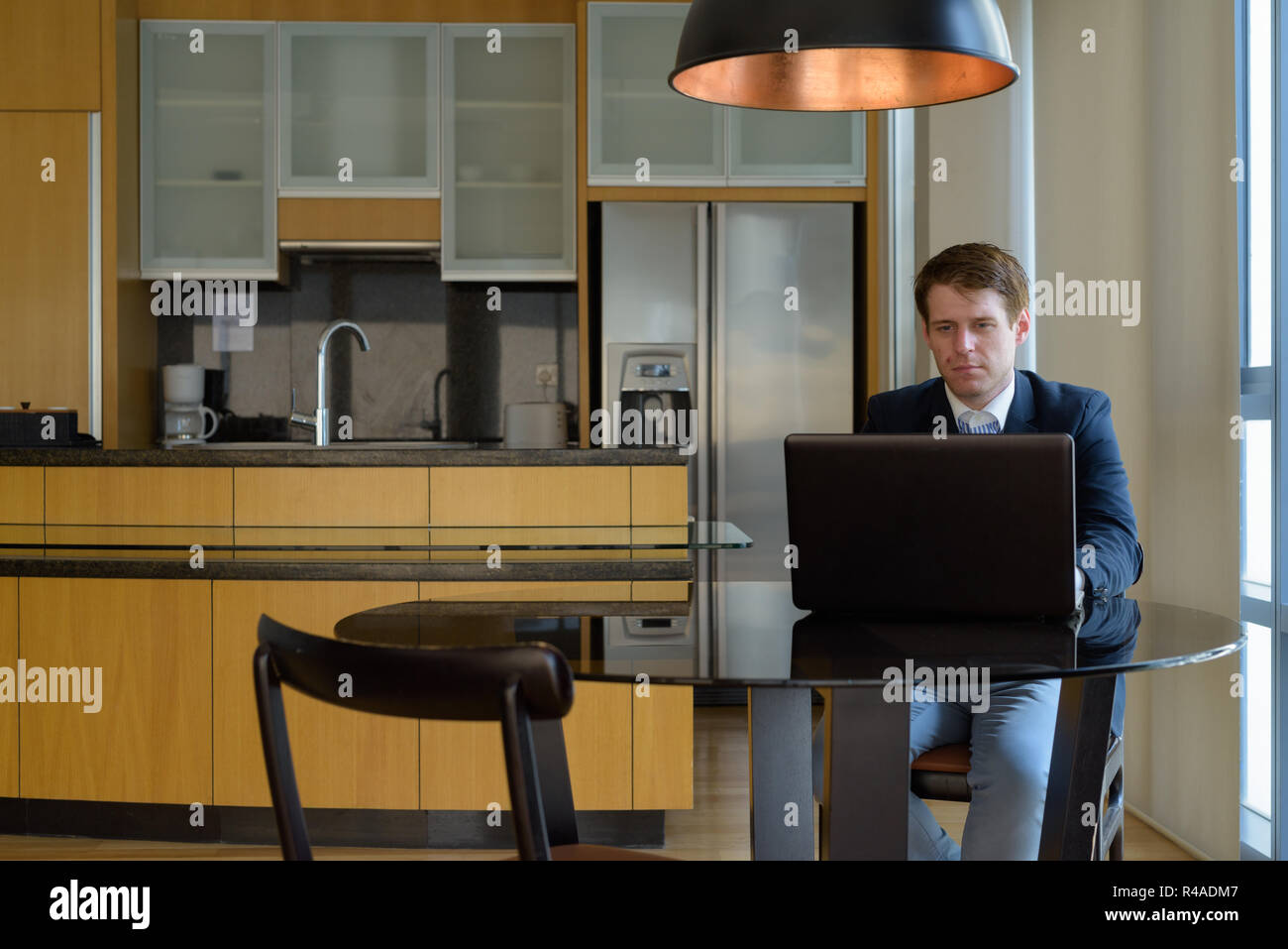 Giovane imprenditore belli seduti nella sala da pranzo vicino al k Foto Stock