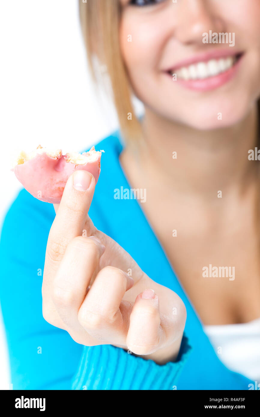 Giovane bella ragazza mangiare ciambella. Isolato su bianco. Foto Stock
