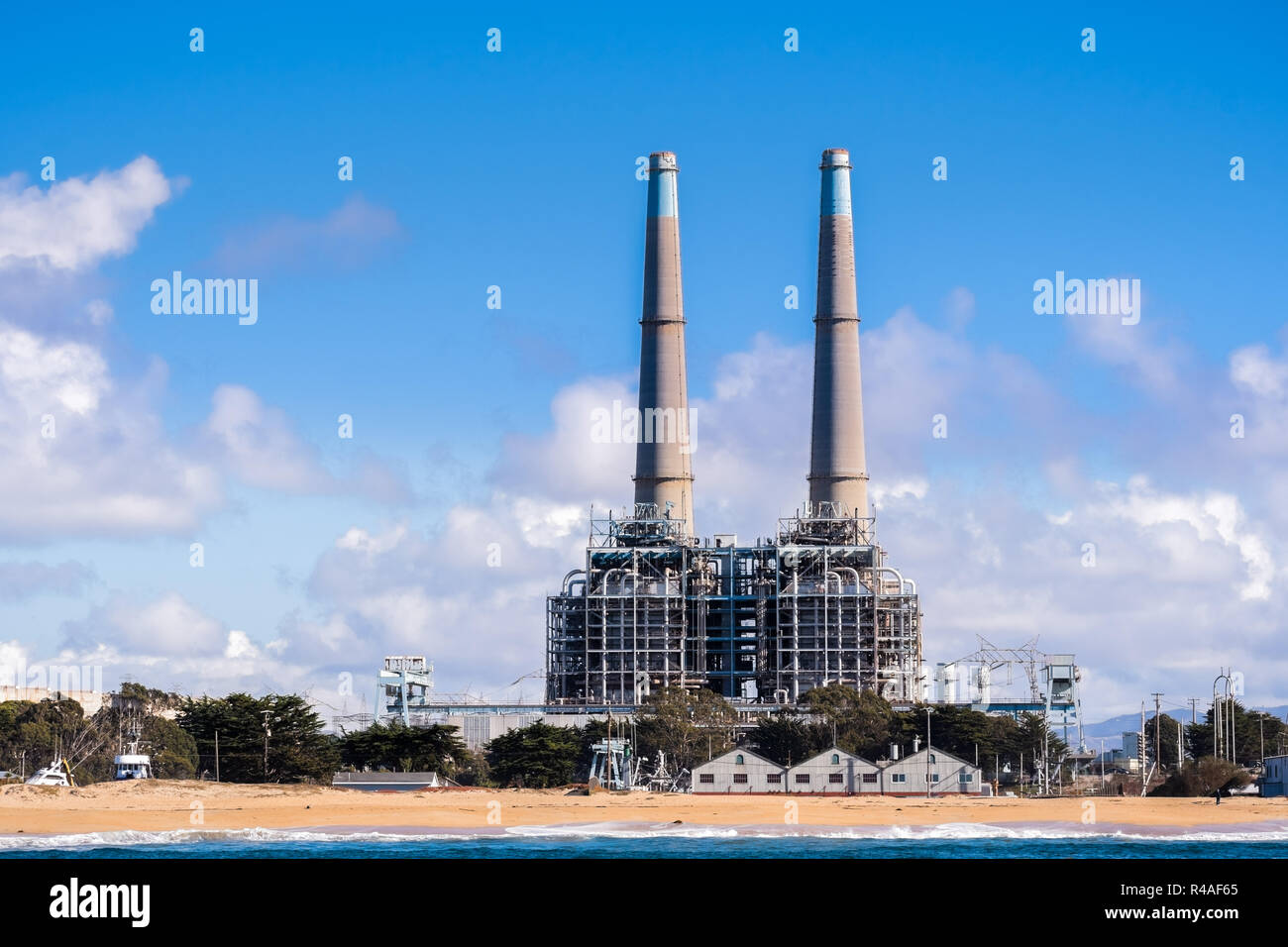 Generazione di potenza strutture e altri edifici industriali sulla fascia costiera sull'Oceano Pacifico, Moss Landing, baia di Monterey in California Foto Stock