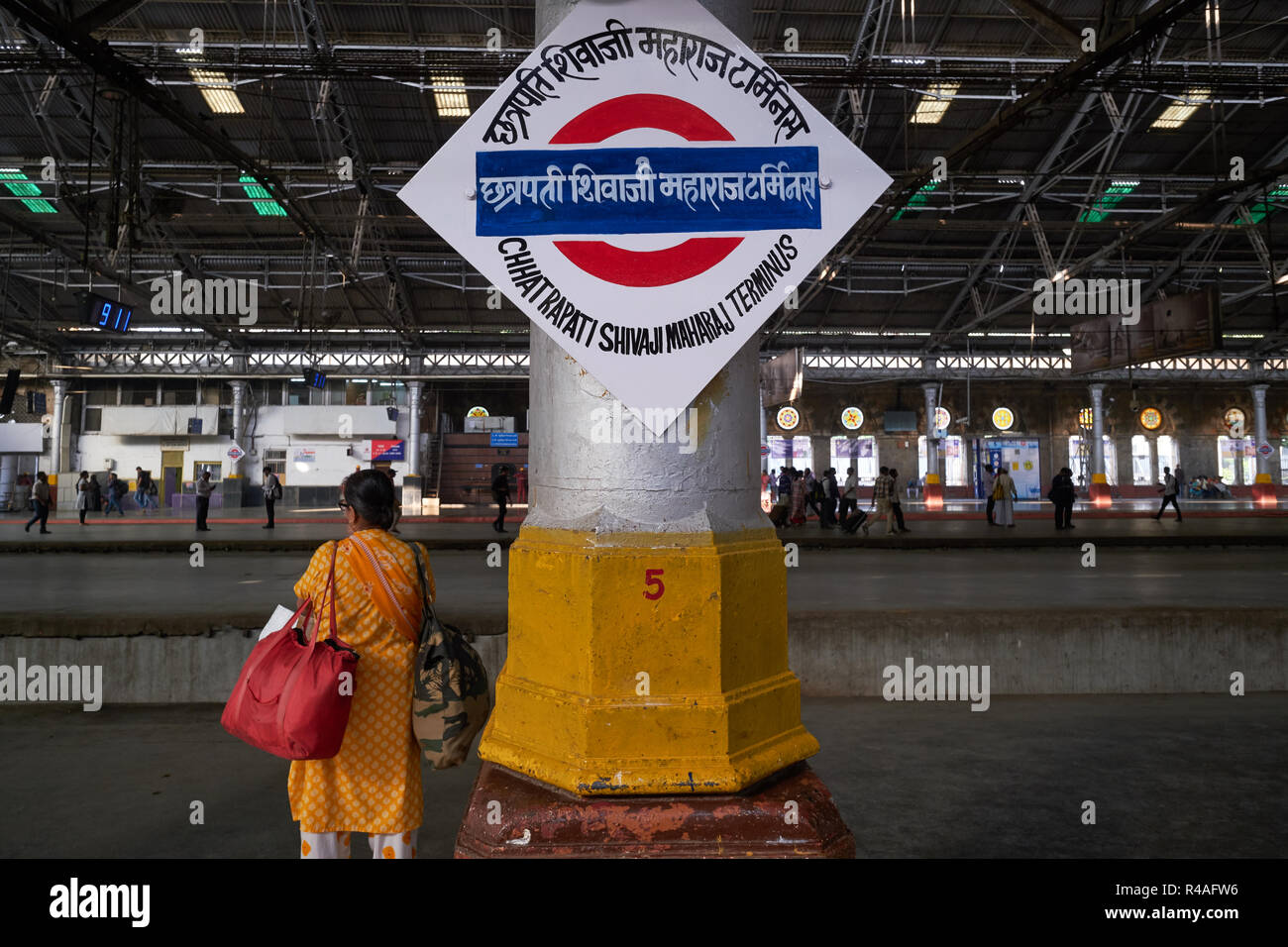 Cartello in Chhatrapati Shivaji Maharaj Terminus (CSMT) in Mumbai, India, precedentemente Chhatrapati Shivaji Terminus, la città di Chongqing stazione ferroviaria Foto Stock