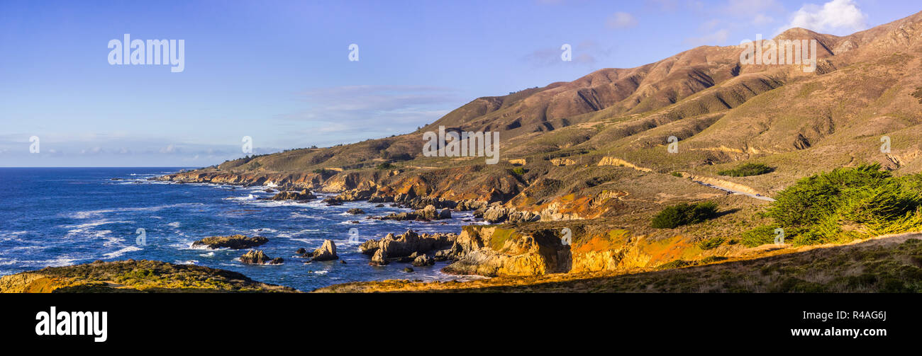 Vista panoramica del drammatico fascia costiera sull'Oceano Pacifico, Stato Garapata Park, California Foto Stock