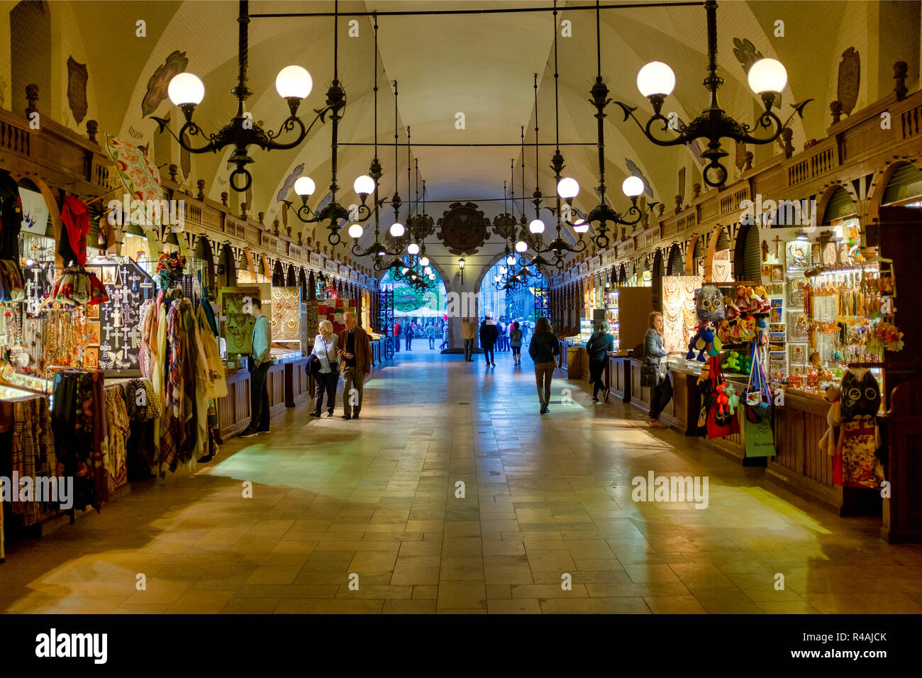 Galleria con bancarelle in panno Hall, Cracovia in Polonia Foto Stock