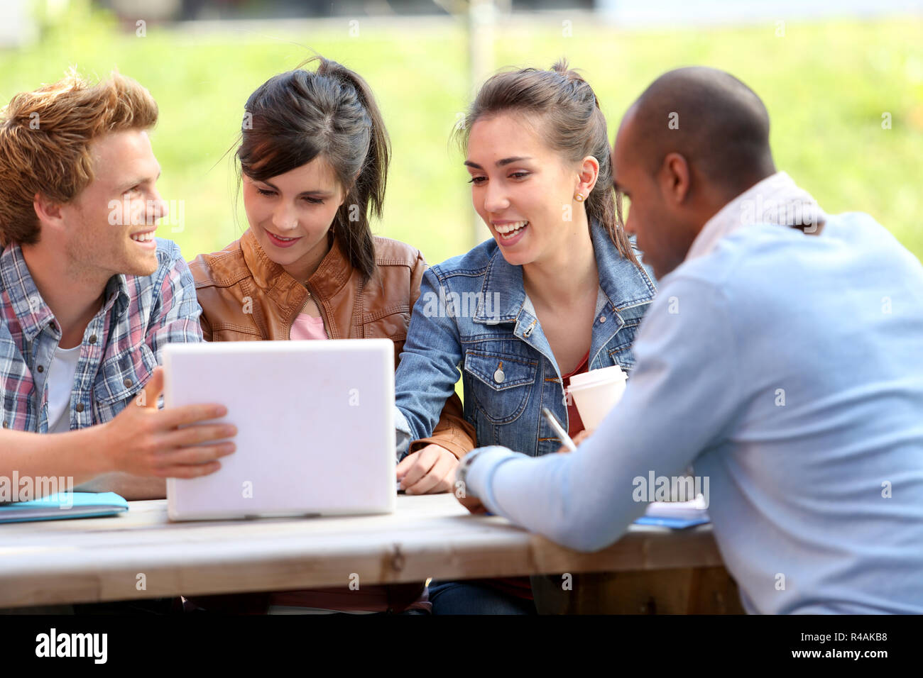 Un gruppo di studenti di lavorare al di fuori di un portatile Foto Stock