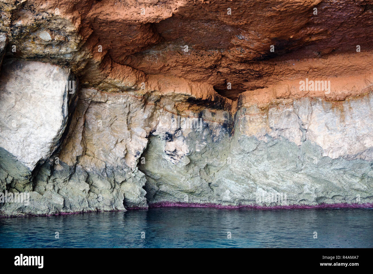 Vista panoramica di una grotta colorati in Formentera riserva marina, Ibiza Isole Baleari Spagna Foto Stock