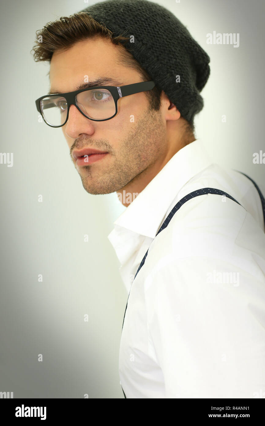 Ragazzo alla moda con giarrettiere e occhiali, isolato Foto Stock