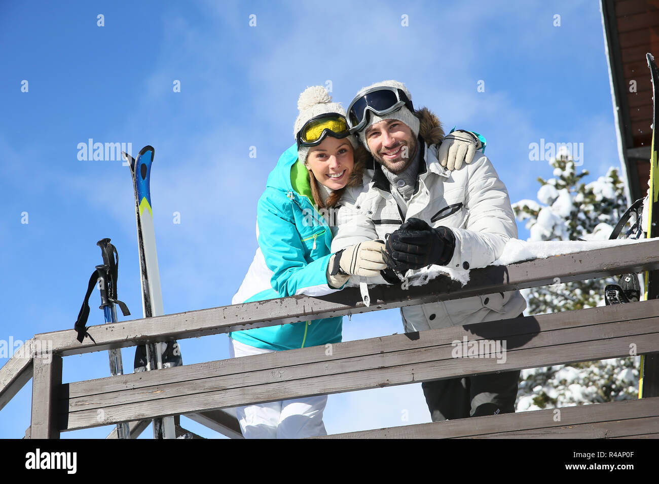 Paio di sciatori ammirando il panorama dal log cabin Foto Stock