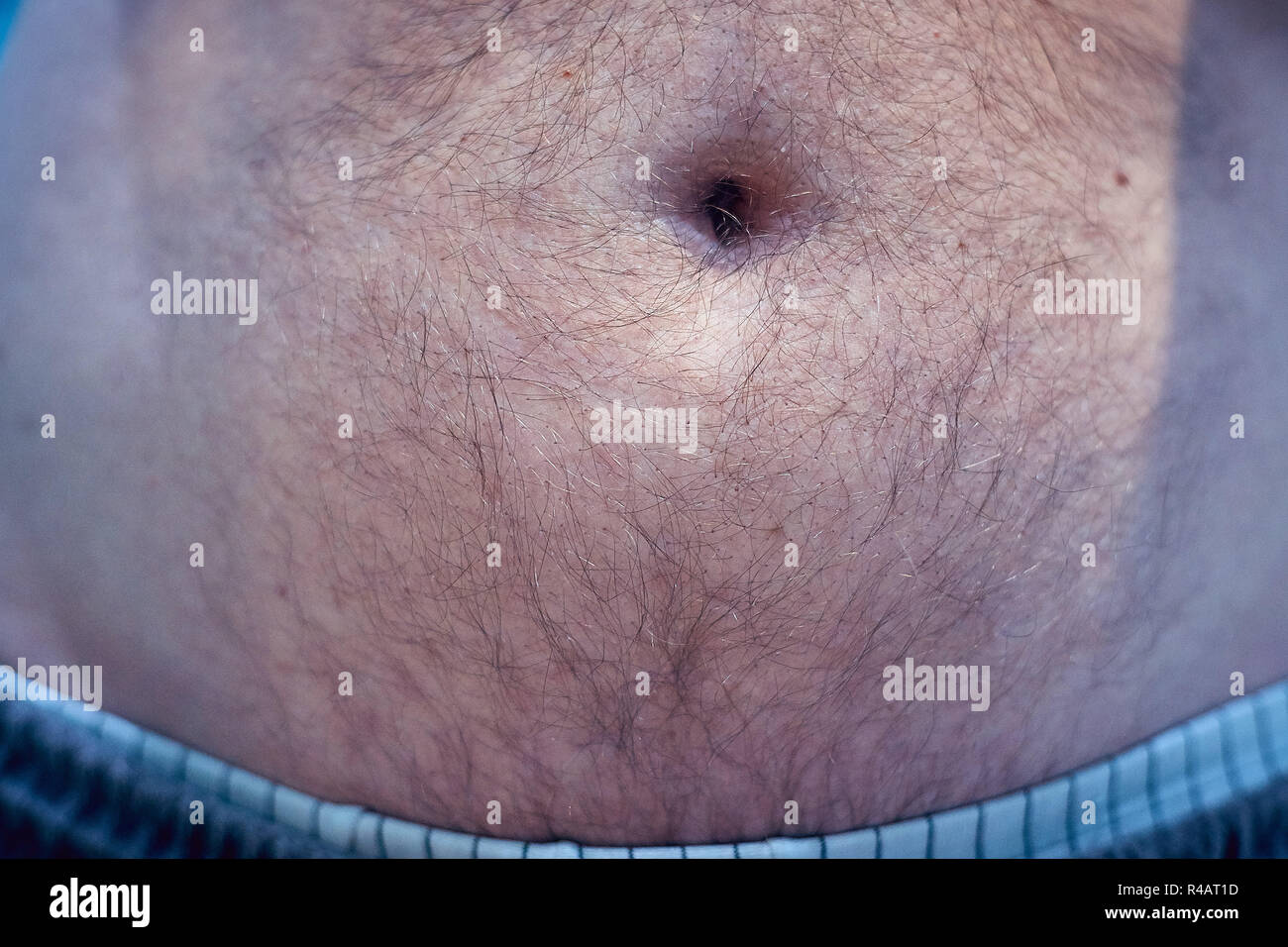 Bellybutton da un giovane maschio bianco caucasiche. Foto Stock