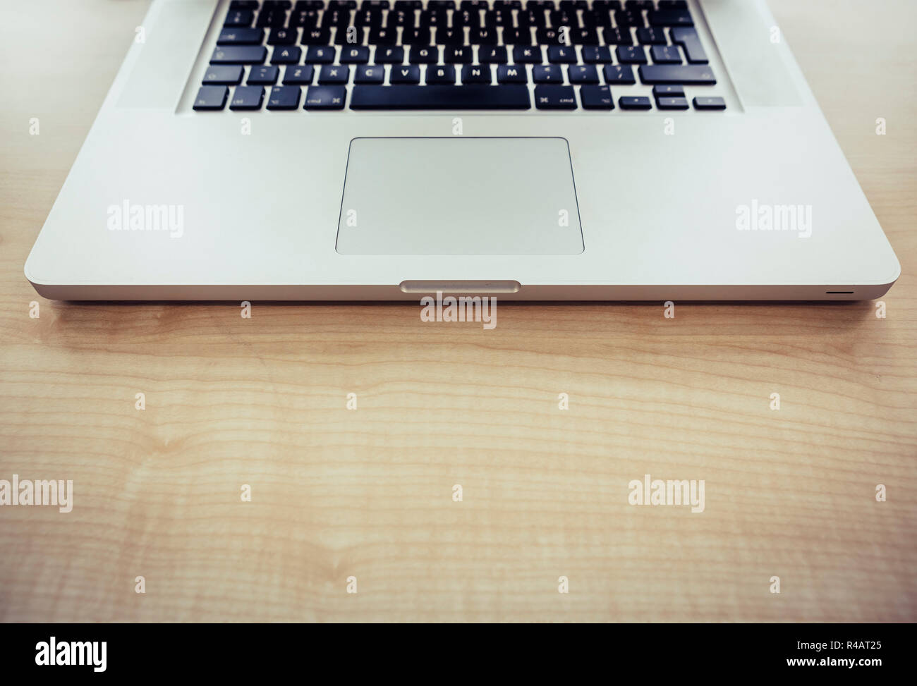 Dettaglio di un nuovo Mac Apple computer portatile mostra partedella la tastiera, il computer portatile è seduta ona botte tavolo. Foto Stock