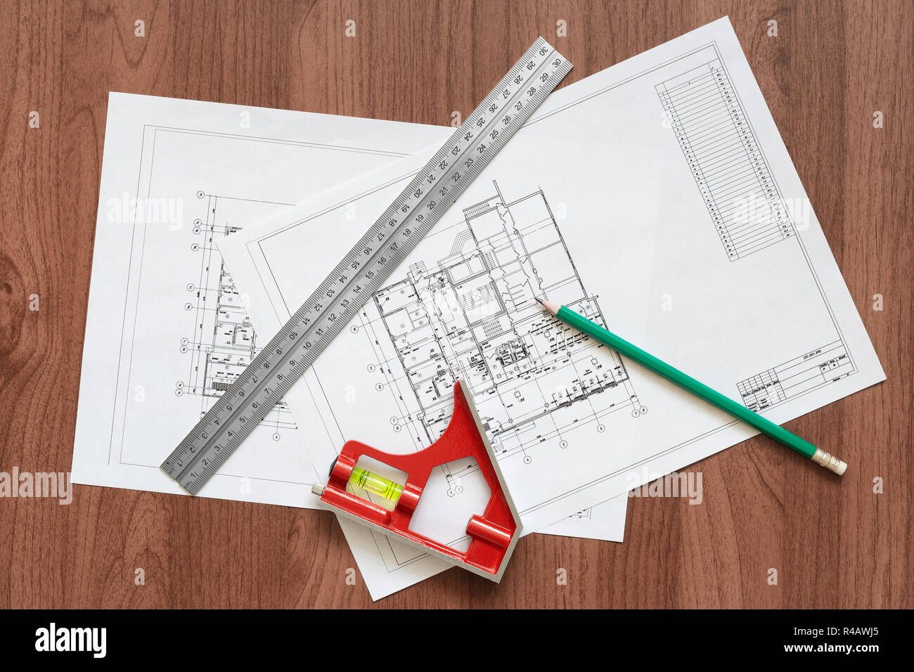 Disegno della struttura dell'edificio, righello , matita e gon con il livello. Il concetto di progettazione e di costruzione. Vista da sopra Foto Stock