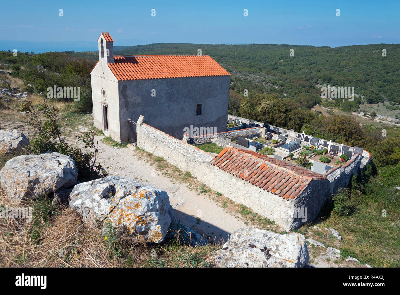 Cappella del cimitero, Lubenice, Isola di Cherso, baia di Kvarner, Croazia Foto Stock