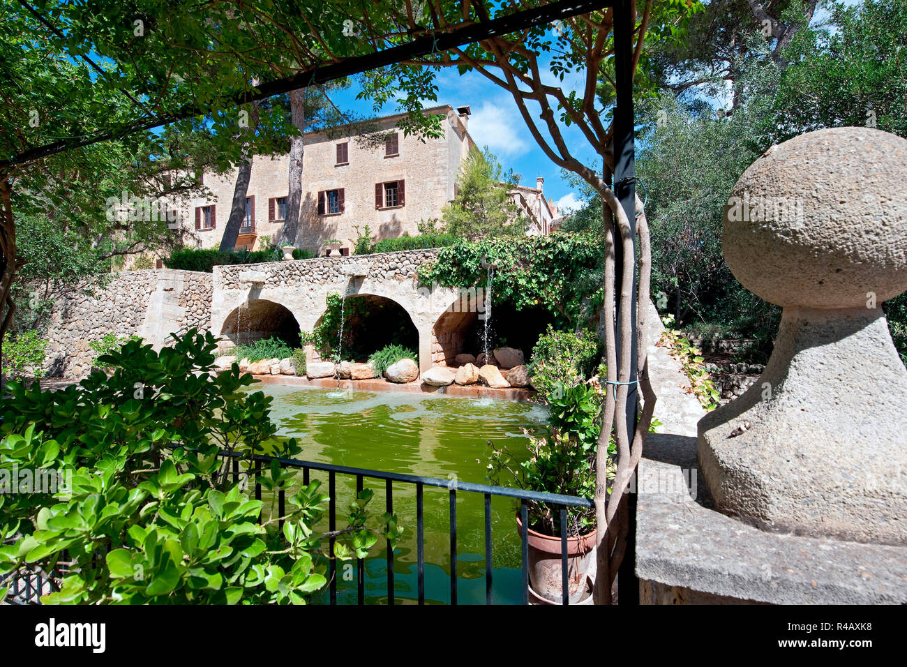 Finca Els Calderers, antica piscina, stagno, cascata, Sant Joan, Mallorca, Spagna, Europa Foto Stock