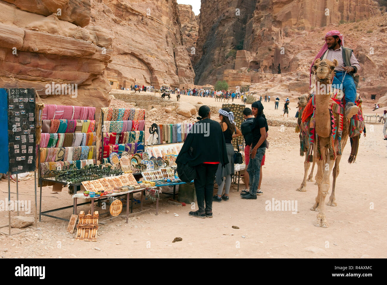 Negozio di souvenir in antica Petra, equitazione beduino dromedario, Giordania, Asia Foto Stock