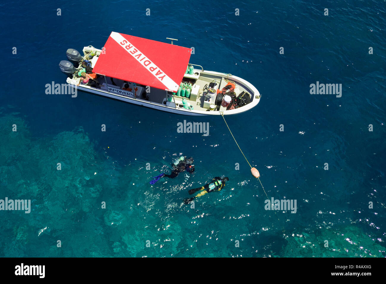 Barca, subacqueo, Yap Island, estremità meridionale, Yap, Isole Caroline, Stati Federati di Micronesia Foto Stock